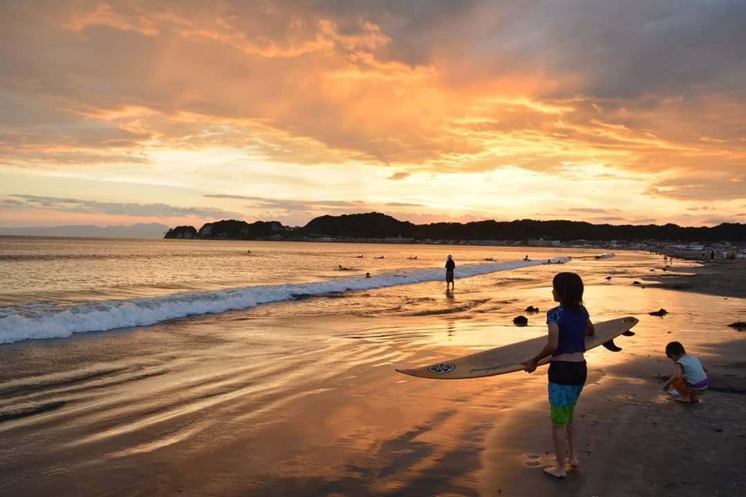 材木座　夕焼け　サーファー