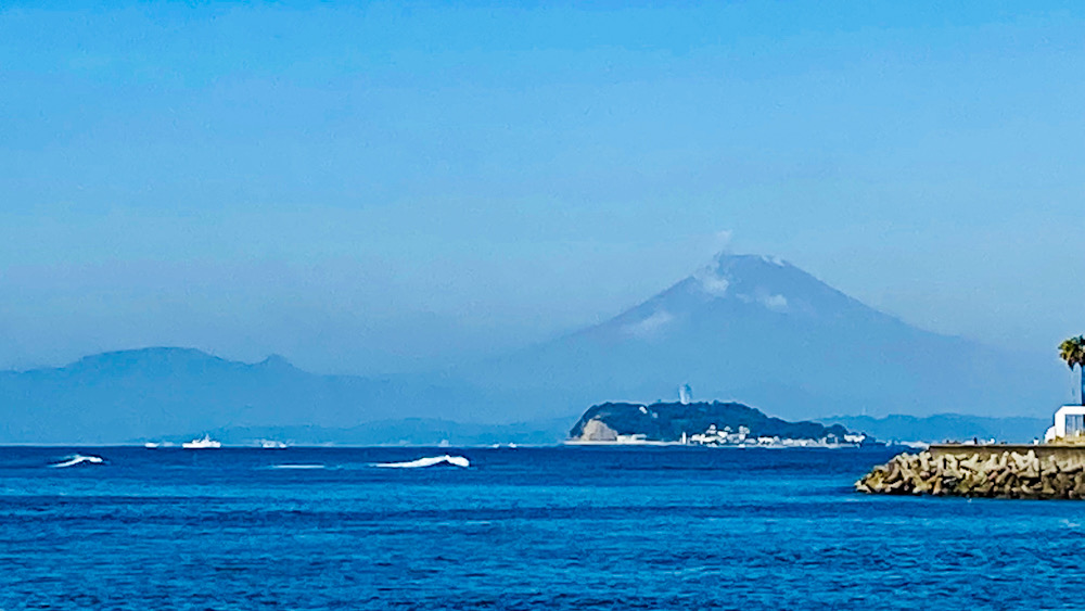 富士山　初冠雪　湘南逗子