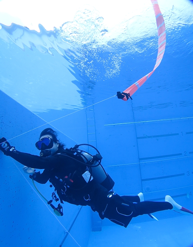 ダイビング　フロート上げ　ヘッドファースト　潜降練習　DSMB　プール講習