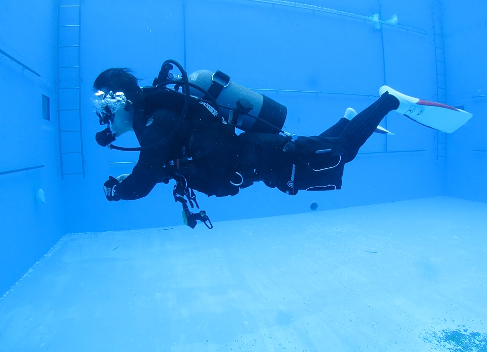 ダイビング　フロート上げ　ヘッドファースト　潜降練習　DSMB　プール講習