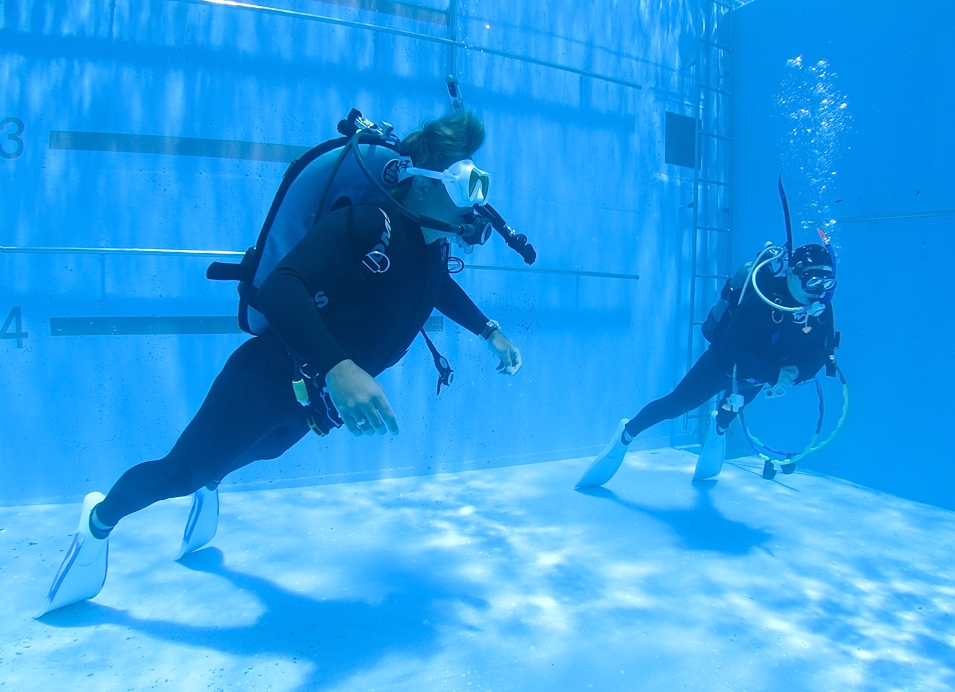 プール　中性浮力　トレーニング　講習　神奈川　フィンピボット