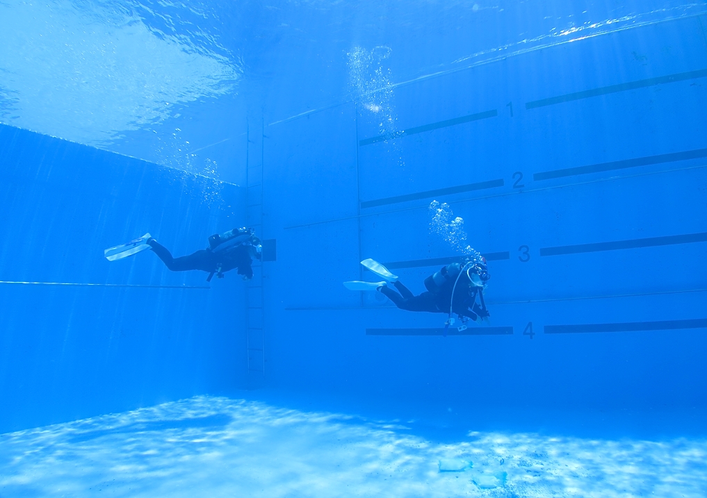 プール　中性浮力　トレーニング　講習　神奈川　水中移動