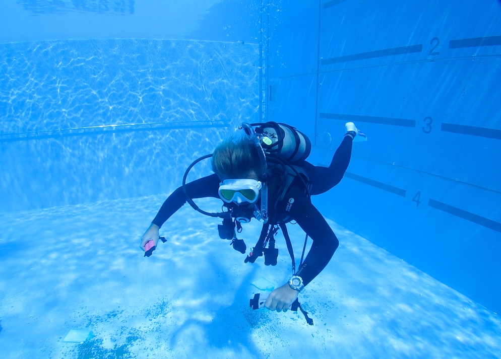 ダイビング　リフレッシュ　中性浮力　プール　神奈川　講習