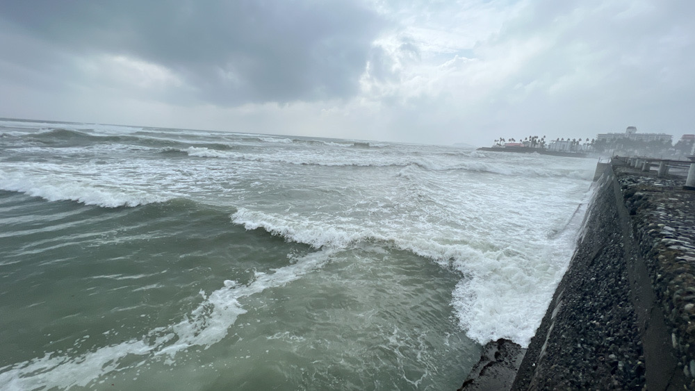 台風14号　神奈川　逗子　ビーチ