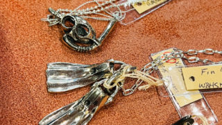 ダイバー向けアクセサリー展示中 - PADIスキューバダイビング