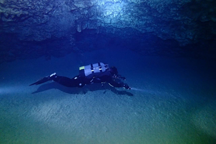 久米島　テックダイビング　ヒデンチ　水中洞窟