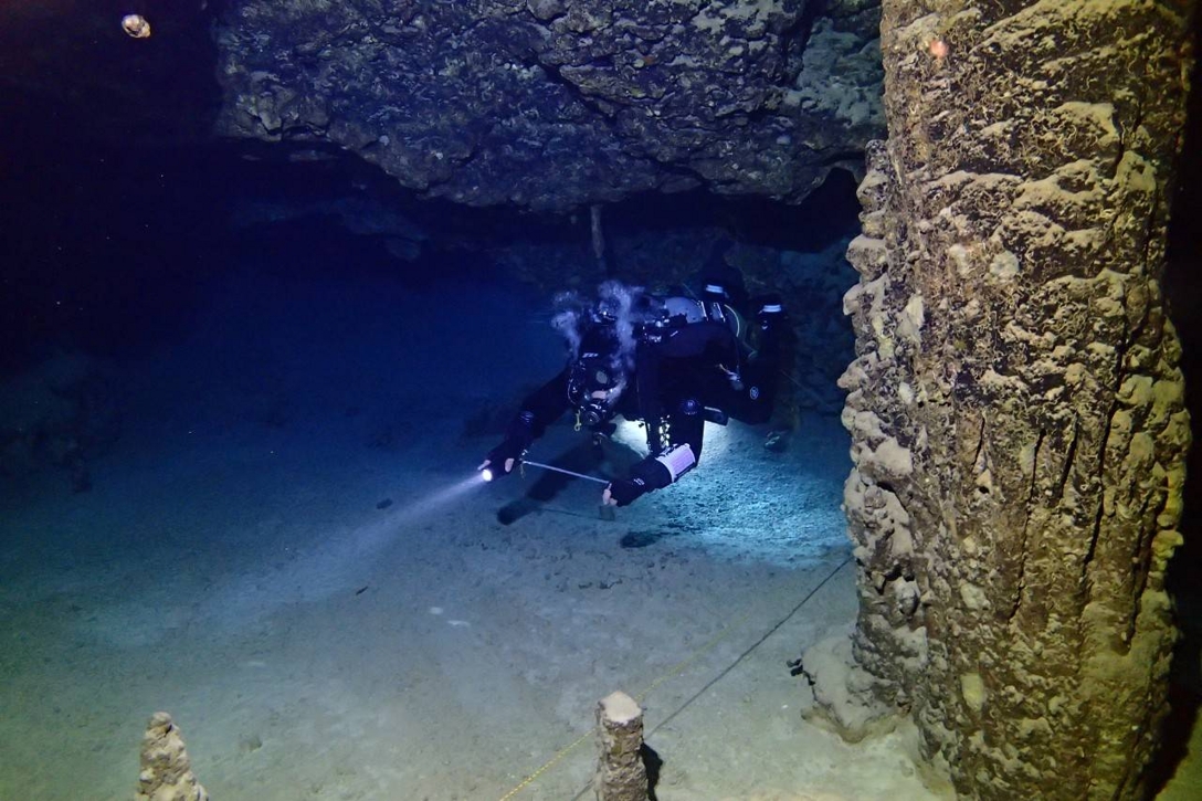 久米島　テックダイビング　ヒデンチ　水中洞窟