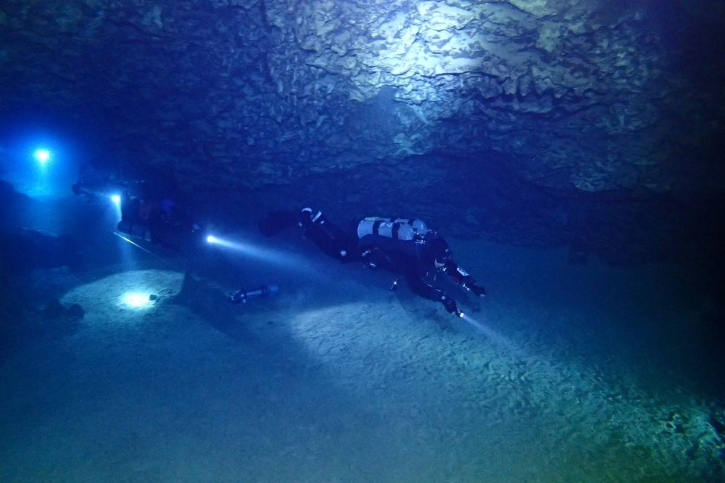 久米島　テックダイビング　ヒデンチ　水中洞窟