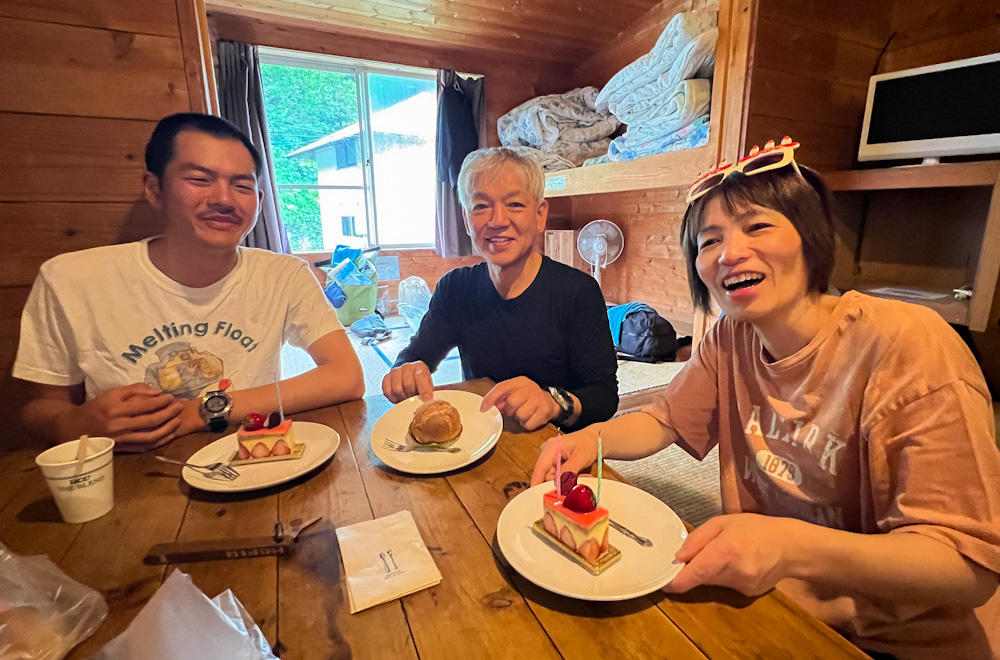 西伊豆バーベキューダイビングツアー ケーキを食べる