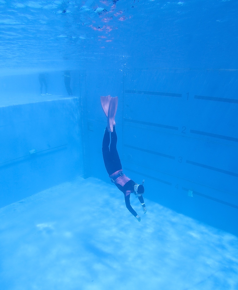 神奈川のスキンダイビング講習で水中スクーター体験