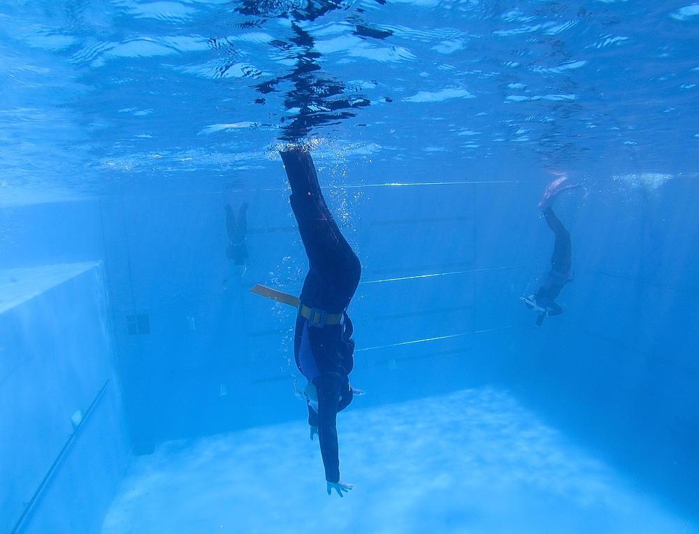 神奈川のスキンダイビング講習で水中スクーター体験