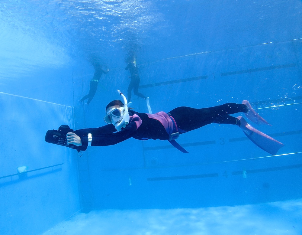 神奈川のスキンダイビング講習で水中スクーター体験