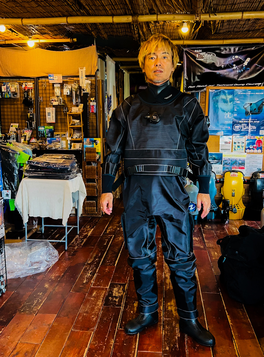 機能性高いワールドダイブ社のシェルドライスーツ - PADIスキューバ