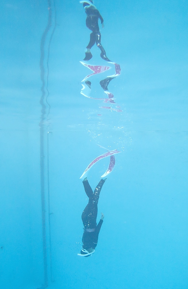 スキンダイビング講習　屋内プール　ジャックナイフ