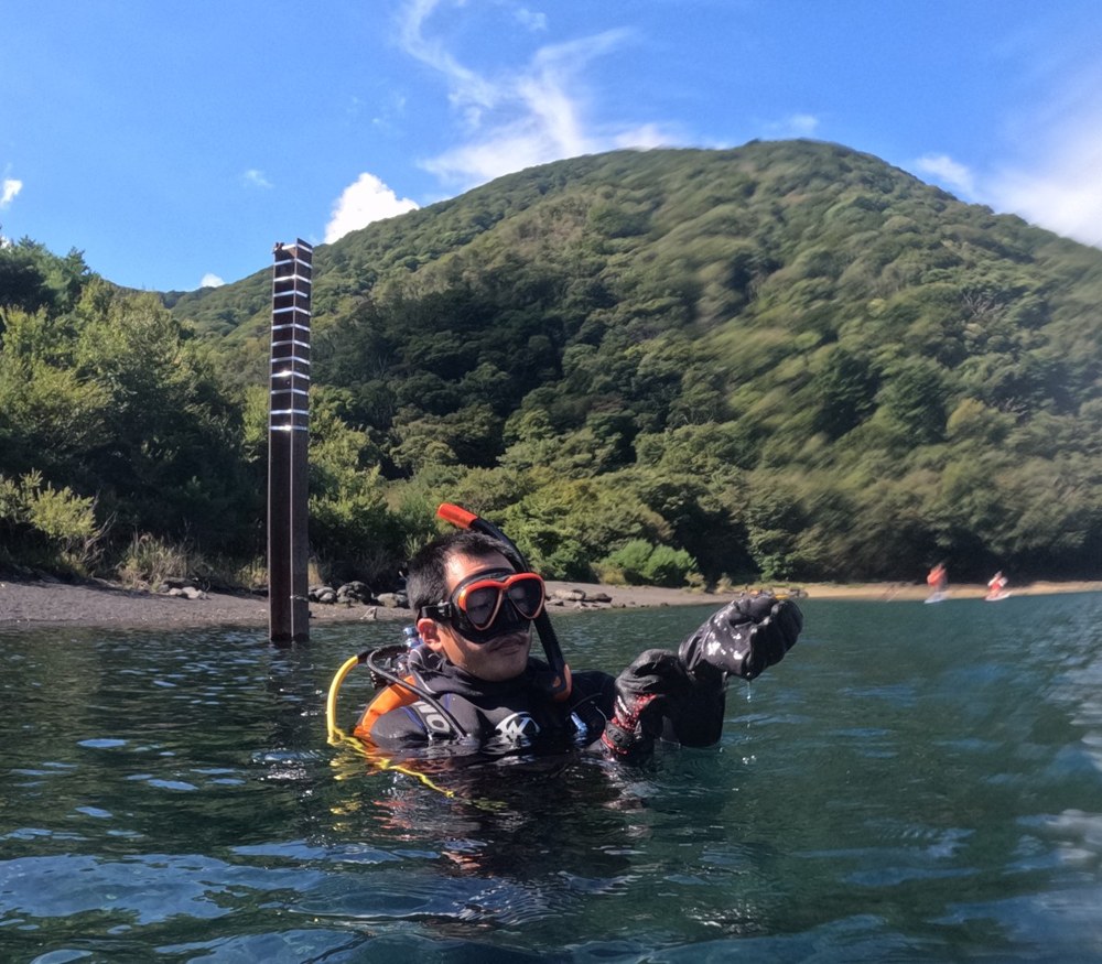 本栖湖のエントリーポイントと山々の景色