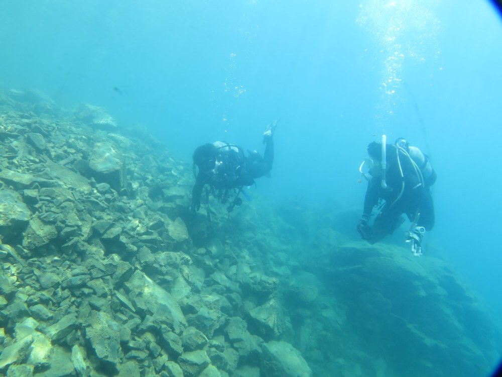 光芒が差し込む本栖湖を泳ぐ2人のダイバー